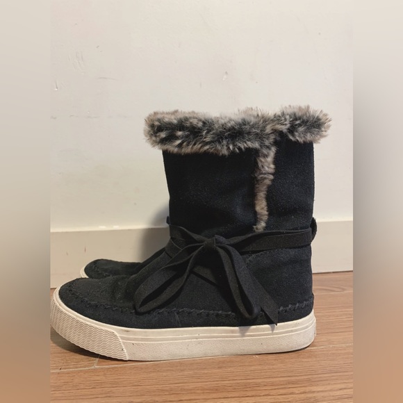Size US6.5 TOMS Vista Black Suede Faux Fur Lined Winter Boots - Picture 3 of 5